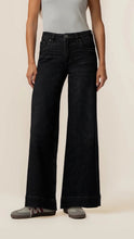 Maya Jean by Kut from the Kloth Celebrate Wash(Black)